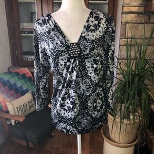 DRESSBARN SIZE LARGE BLACK WHITE & GRAY 3/4 LENGTH SLEEVE TOP WITH SEQUIN & MORE